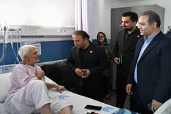 بار دیگر عیادت مدیریت رفاه و سلامت کارکنان دانشگاه علوم پزشکی تهران از کارکنان بستری در مجتمع بیمارستانی امام خمینی(ره)